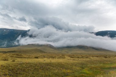 Dağlık bir tepede bir bulut
