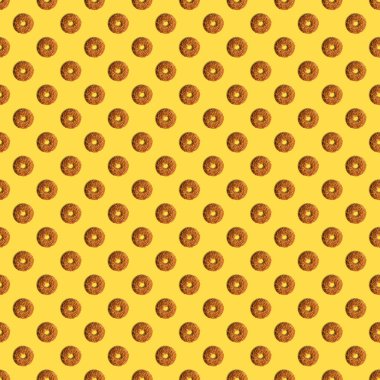 Sarı arka planda susam tohumlu kurabiye şablonu. Yukarıdan bak. Yaratıcı tasarım, minimal düz konsept.