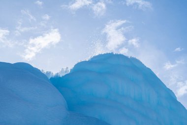 Dağlardaki buz duvarı, donmuş gayzer, donmuş çeşme, buz volkanı veya buz dağı.
