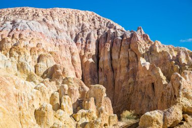 Renkli tepeler, gökkuşağı dağları, Kazakistan 'ın doğasının güzelliği. Orta Asya, Akzhar Dağları.