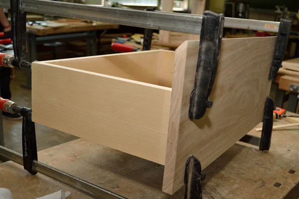 Kereste yükü kelepçeler ile