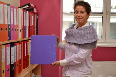 Sekreter bir klasör sıralanmış