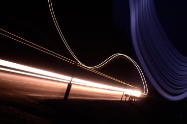 Gece trafficrkehr Lichtstreifen im Nachvelight şeritler