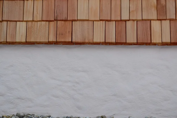 Tejas de madera y pared — Foto de Stock