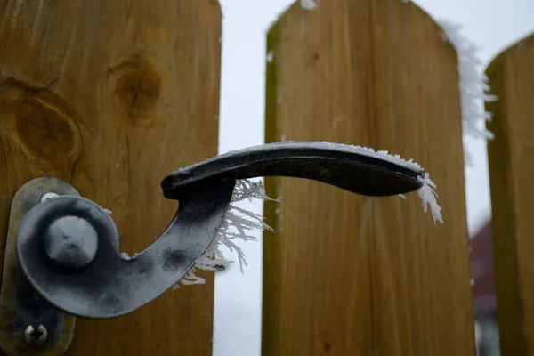 Punho da porta com cristais de gelo — Fotografia de Stock