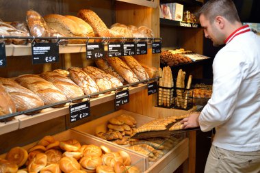 Baker pasta dükkanın içinde getiriyor
