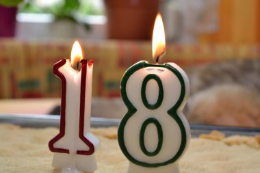 Doğum günü mumları için yanan 18er