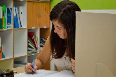 Genç ev ödevi yazıyor