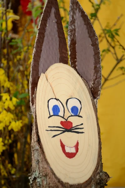 Деревянный пасхальный кролик — стоковое фото