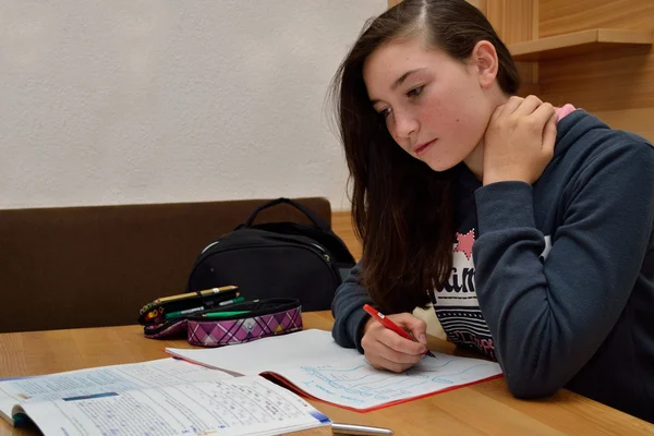 Jóvenes considerados en la tarea —  Fotos de Stock