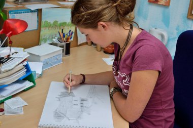 Çizim yaparken yetenekli gençlerin