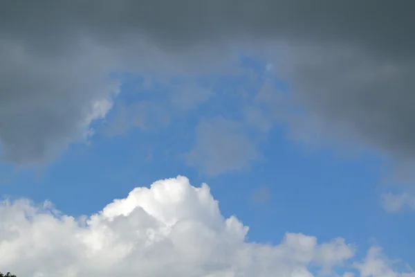 Formas de nubes contrarias —  Fotos de Stock