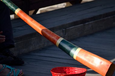 Müzisyenler bir didgeridoo ile