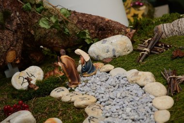 Doğal malzemelerle doğum sahnesi