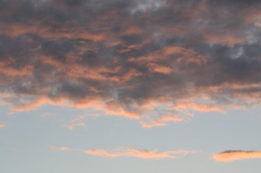 Gün batımında bulutlu manzara