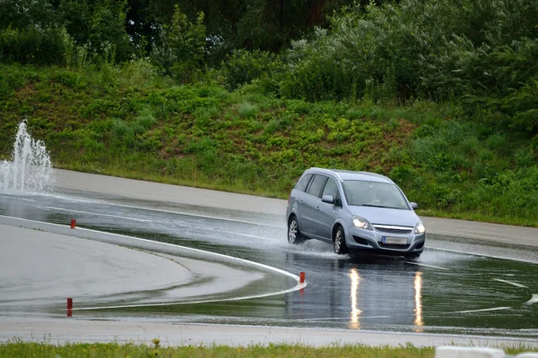 Velocidad de giro con coche - entrenamiento de conducción —  Fotos de Stock