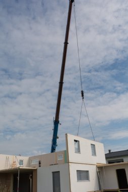 Müstakil ev vinç ile inşa edilmiştir