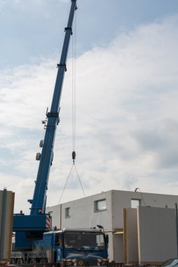 Vinç prefabrik ev inşa