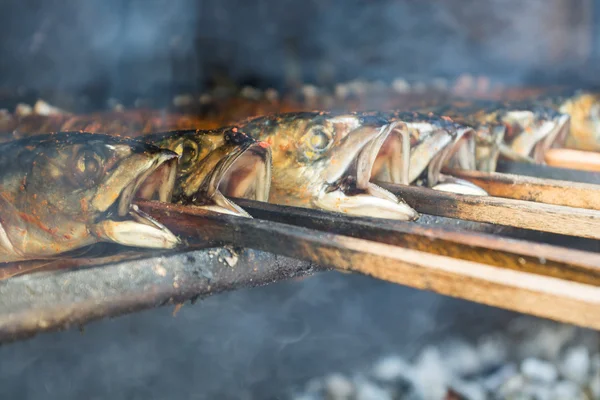 Frisch geräucherter Fisch - Nahaufnahme — Stockfoto