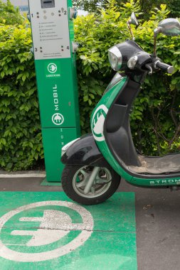 Yükleme istasyonunda elektrikli scooter