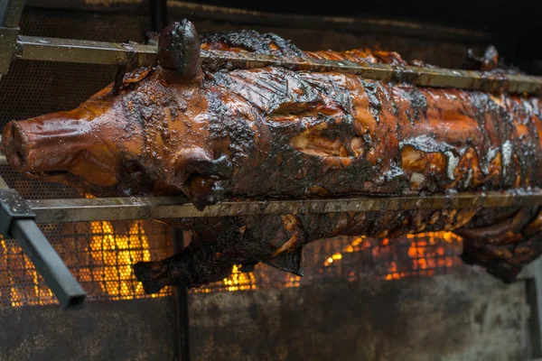 Свинья поджаривается на гриле. — стоковое фото