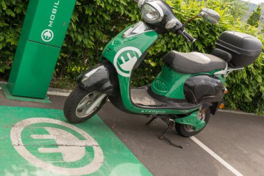 çevre dostu elektrikli scooter yükleme istasyonu