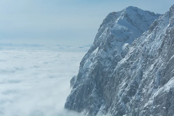 Montagna nella zona di Dachstein sopra il mare di nebbia — Foto Stock