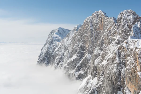 Dachstein sopra la linea nebbia - austria — Foto Stock