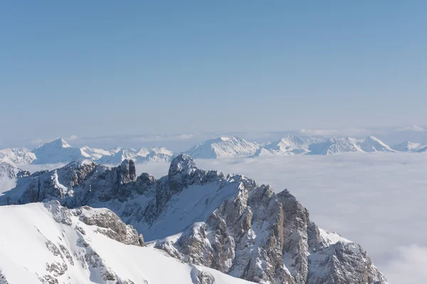 Výhled na Dachstein hory na obzoru — Stock fotografie