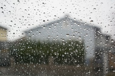 Pencere camında yağmur damlaları