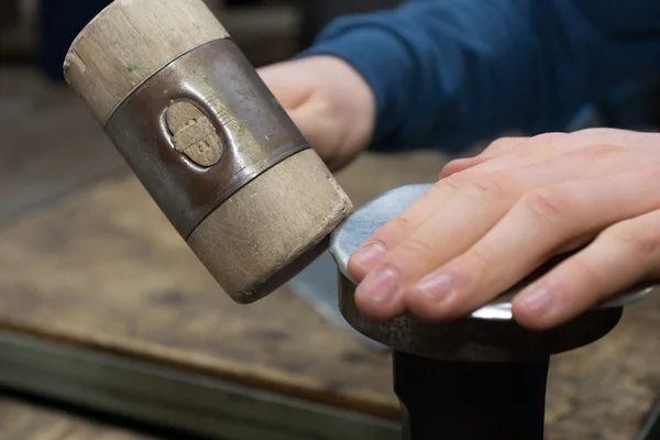 Artesãos dobrar placa com martelo — Fotografia de Stock