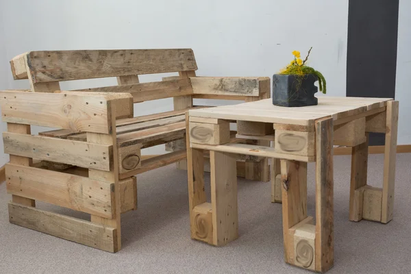 Robuuste Bank en houten tafel van pallets — Stockfoto