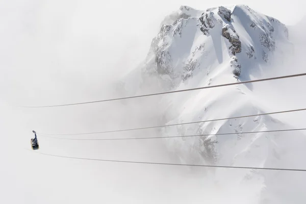 Dachstein sporge dalla nebbia - austria — Foto Stock