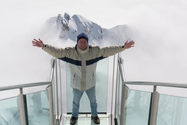 Человек наслаждается на горе Дахштайн — стоковое фото