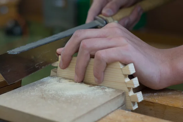 Tischler poliert zur Holzbearbeitung — Stockfoto