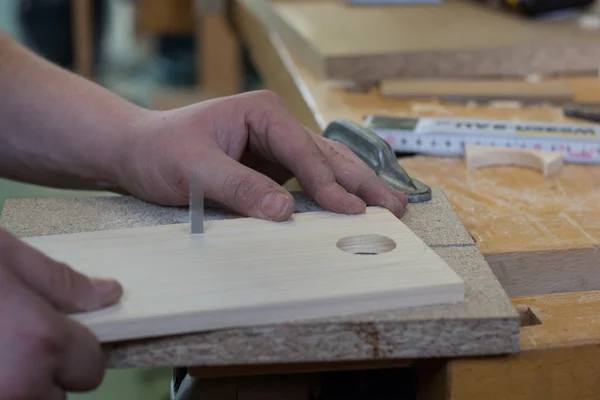 Carpenter cuts wood — Stock Photo, Image