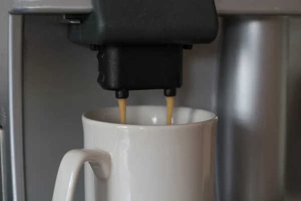 Kaffe rinner ur kaffemaskinen — Stockfoto