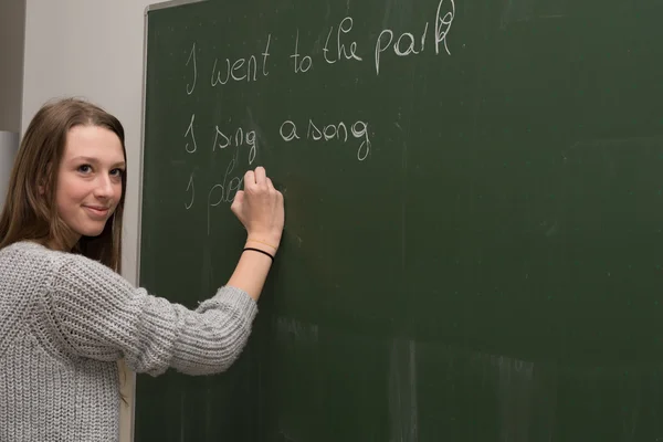 Studenten skriver på tavlan — Stockfoto