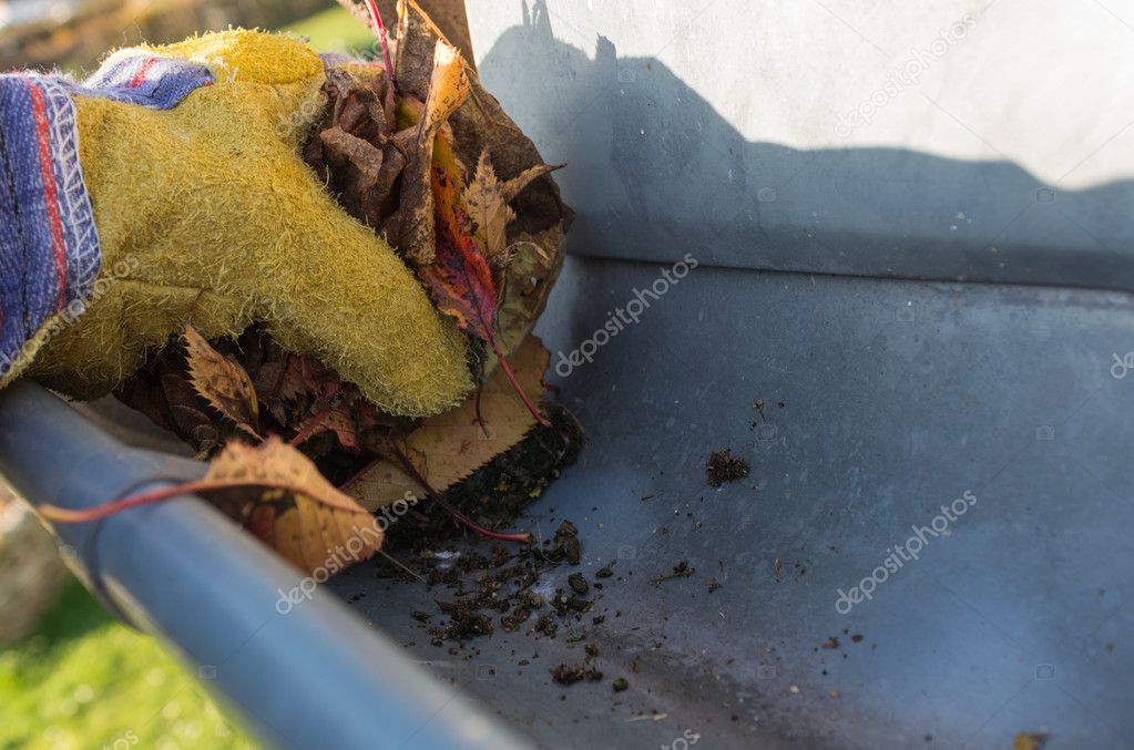 Clean gutter waste Stock Photo by ©alho007 120111170