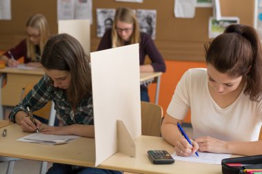 Öğrenciler sınıfta bir test yazmak.