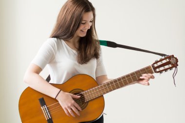 gülümseyen genç gitarist