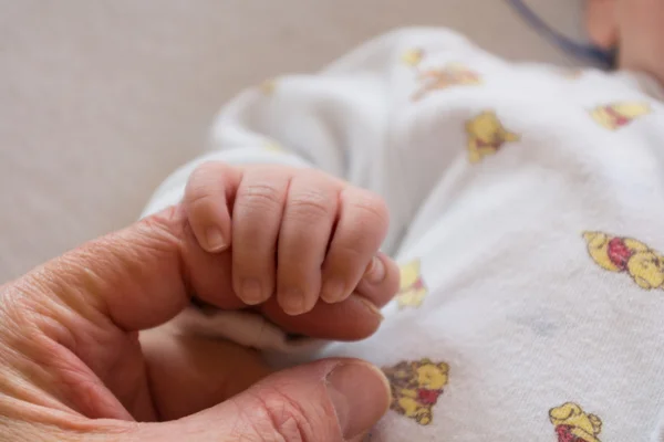 Baby hand vasthouden - close-up — Stockfoto