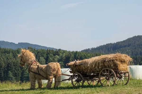 Halm häst fyllda med halm vagn — Stockfoto