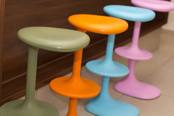 Красочные барные стулья - цветные стулья — стоковое фото