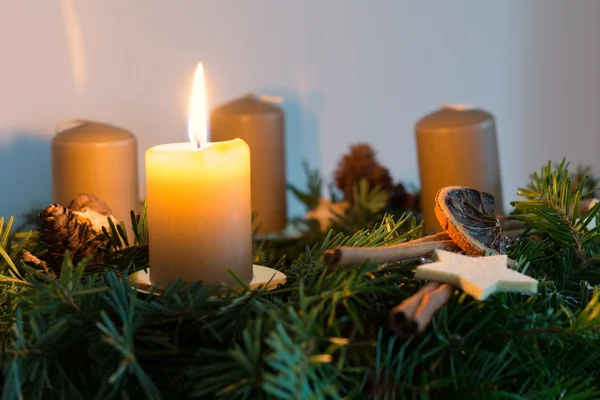 Świecę na ręcznie robione Boże Narodzenie wieniec — Zdjęcie stockowe