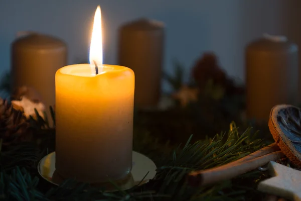 First candle on the Advent wreath is burning in a dark environment — Stock Photo, Image