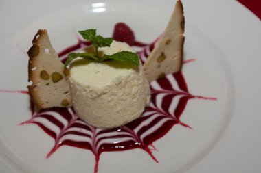 Ahududu soslu irmik pudingi