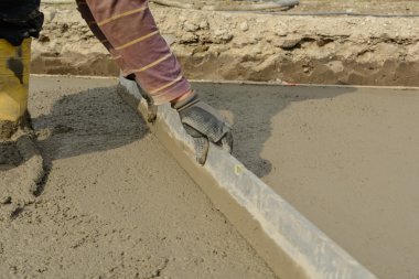 Çimento ile yeşilaycı - Beton inşaat sitesinde