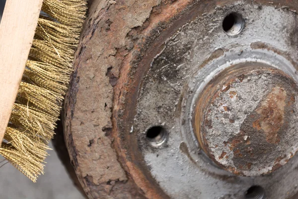 Remove rust damage to the brake drum — Stock Photo, Image