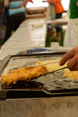 Krep - daire donuts hazırlanır